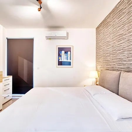 Luxury - Families, Couples, And Solo Guests Only