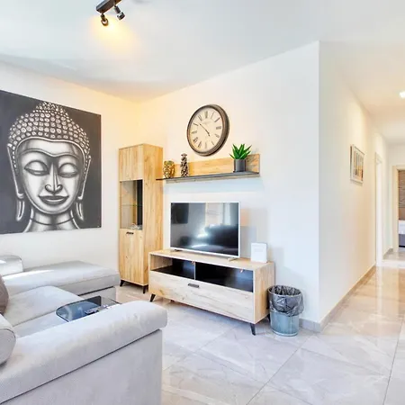 Luxury Swieqi - Adults 30 & Family Only *