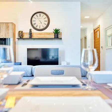 Luxury Swieqi - Adults 30 & Family Only *