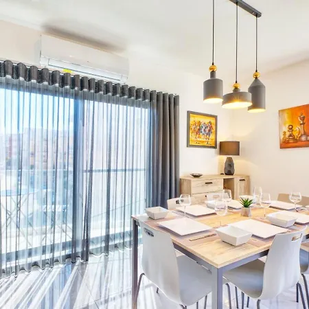 Luxury Swieqi - Adults 30 & Family Only *