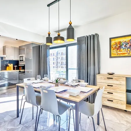 Luxury Swieqi - Adults 30 & Family Only